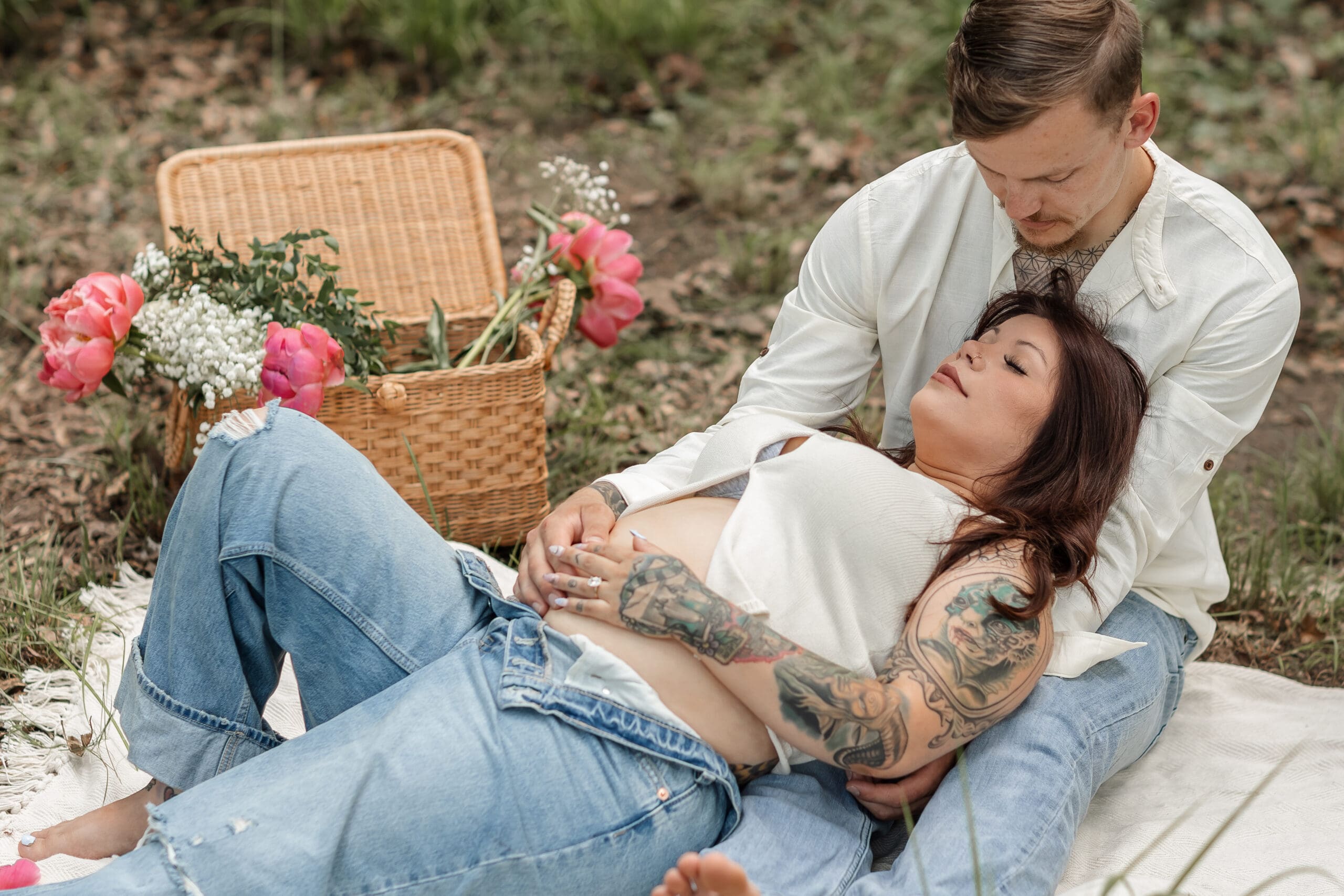 “Lifestyle pregnancy announcement photography session featuring couple Jessica and Marcin at their lush Texas home, surrounded by greenery and natural light.