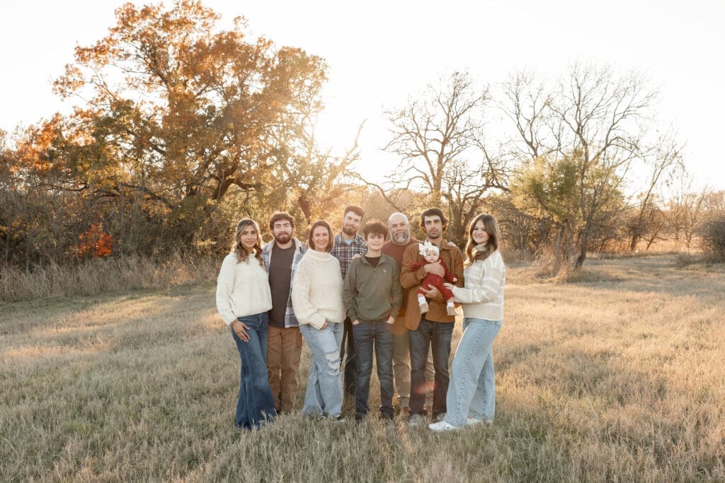 Large family posing for family portraits at Ikard Creek trail in Weatherford