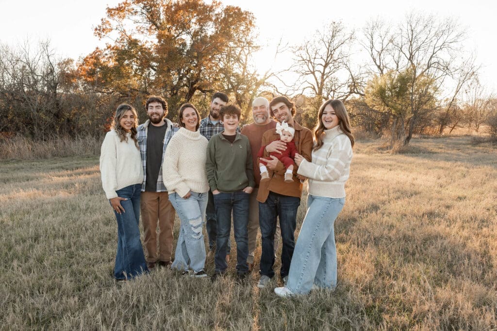 Large family posing for family portraits at Ikard Creek trail in Weatherford
