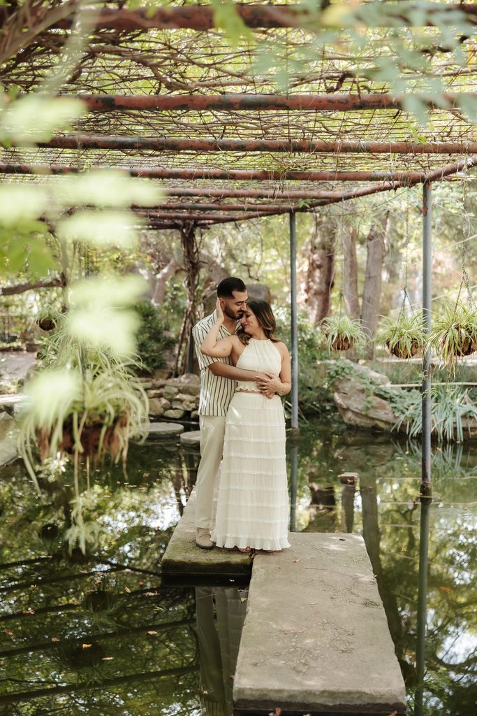 Man and woman snuggling at Chandor Gardens in Weatherford, TX