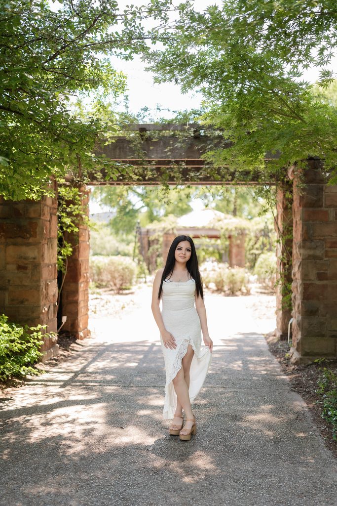 Portrait of girl at the Fort Worth Botanic Garden during her senior portrait session